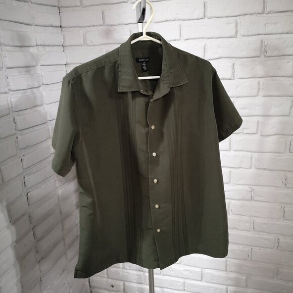 Van Heusen Men's Size Large (16-16 1/2) Army Green Loose Fit Shirt - Picture 1 of 9